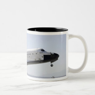 Raumfähre Atlantis bereitet sich für die Landung Zweifarbige Tasse