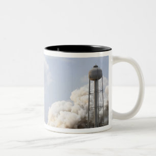 Raumfähre Atlantis hebt 21 weg Zweifarbige Tasse