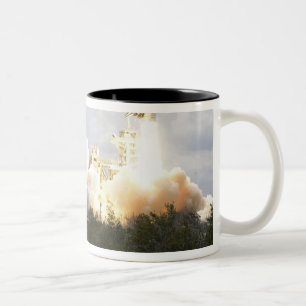 Raumfähre Atlantis hebt 22 weg Zweifarbige Tasse