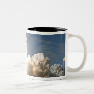 Raumfähre Atlantis hebt 24 weg Zweifarbige Tasse