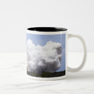 Raumfähre Atlantis hebt 27 weg Zweifarbige Tasse