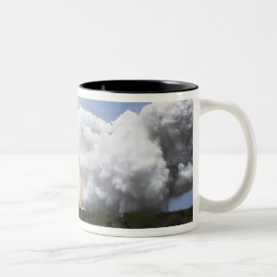Raumfähre Atlantis hebt 28 weg Zweifarbige Tasse