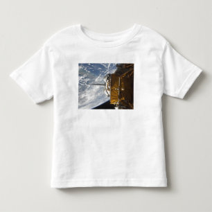 Raumfähre-Atlantis Nutzlastenbucht backdropped Kleinkind T-shirt