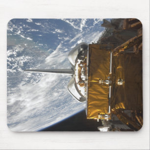Raumfähre-Atlantis Nutzlastenbucht backdropped Mousepad