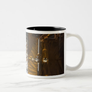 Raumfähre-Atlantis Nutzlastenbucht backdropped Zweifarbige Tasse