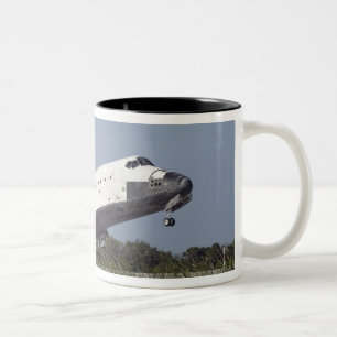 Raumfähre Atlantis setzt auf Rollbahn 3 auf Zweifarbige Tasse