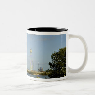 Raumfähre Atlantis und Bemühung Zweifarbige Tasse