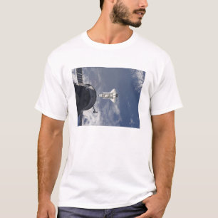 Raumfähre Atlantis und ein russisches Raumfahrzeu T-Shirt