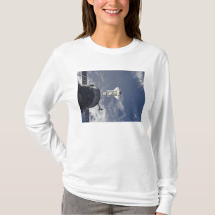 Raumfähre Atlantis und ein russisches Raumfahrzeu T-Shirt