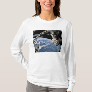 Raumfähre Atlantis und ein Soyuz Raumfahrzeug T-Shirt