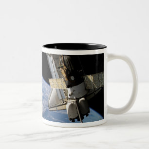 Raumfähre Atlantis und ein Soyuz Raumfahrzeug Zweifarbige Tasse