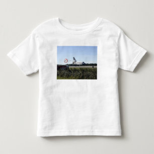 Raumfähre Atlantis unfurls seine Austragsrutsche Kleinkind T-shirt