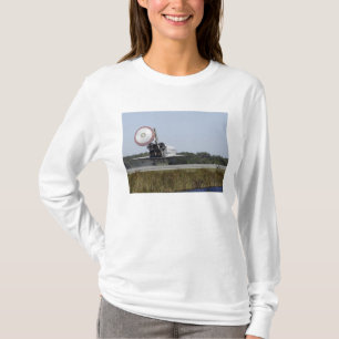 Raumfähre Atlantis unfurls seine Austragsrutsche  T-Shirt