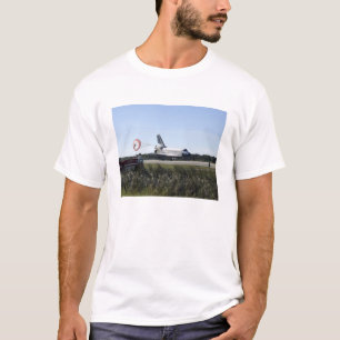 Raumfähre Atlantis unfurls seine Austragsrutsche T-Shirt
