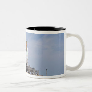 Raumfähre-Bemühung auf der Abschussrampe 4 Zweifarbige Tasse