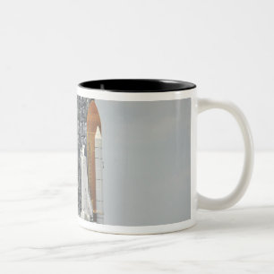 Raumfähre-Bemühung auf der Abschussrampe 5 Zweifarbige Tasse