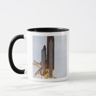 Raumfähre-Bemühung hebt 2 weg Tasse