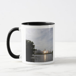 Raumfähre-Bemühung hebt 3 weg Tasse