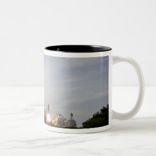 Raumfähre-Bemühung hebt 3 weg Zweifarbige Tasse
