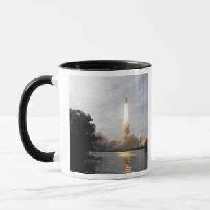 Raumfähre-Bemühung hebt 4 weg Tasse