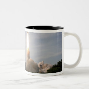 Raumfähre-Bemühung hebt 4 weg Zweifarbige Tasse