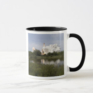 Raumfähre-Bemühung hebt 6 weg Tasse