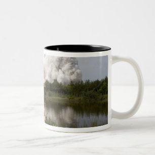 Raumfähre-Bemühung hebt 7 weg Zweifarbige Tasse