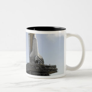 Raumfähre-Bemühung nähert sich der Zweifarbige Tasse