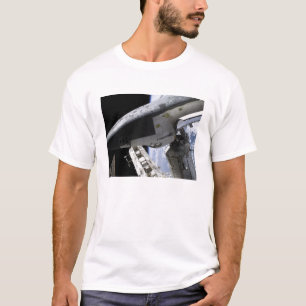 Raumfähre-Entdeckung angekoppelt T-Shirt