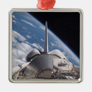 Raumfähre-Entdeckung backdropped durch Erde Ornament Aus Metall