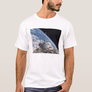 Raumfähre-Entdeckung backdropped durch Erde T-Shirt