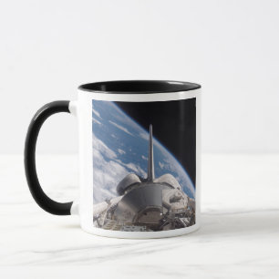 Raumfähre-Entdeckung backdropped durch Erde Tasse