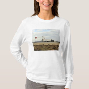 Raumfähre-Entdeckung entfaltet seine T-Shirt
