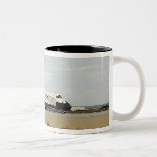 Raumfähre-Entdeckung entfaltet seine Zweifarbige Tasse