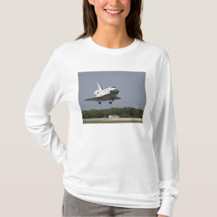 Raumfähre-Entdeckung nähert sich Landung 2 T-Shirt