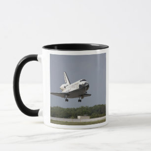 Raumfähre-Entdeckung nähert sich Landung 2 Tasse