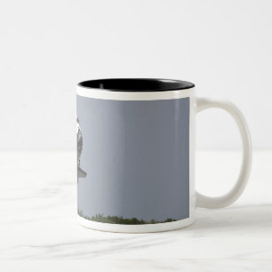 Raumfähre-Entdeckung nähert sich Landung 2 Zweifarbige Tasse