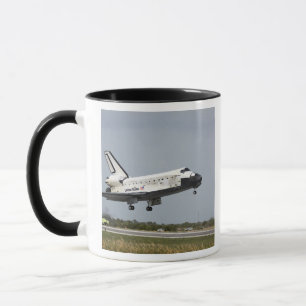 Raumfähre-Entdeckung nähert sich Landung 3 Tasse