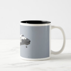 Raumfähre-Entdeckung nähert sich Landung 3 Zweifarbige Tasse