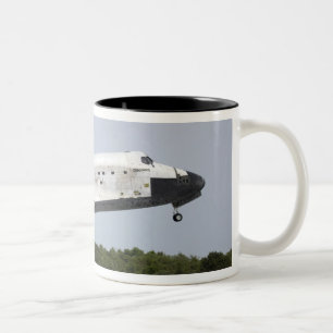 Raumfähre-Entdeckung nähert sich Landung 4 Zweifarbige Tasse
