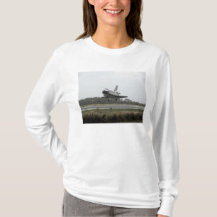 Raumfähre-Entdeckung nähert sich Landung T-Shirt