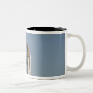 Raumfähre-Entdeckung sitzt bereite 2 Zweifarbige Tasse