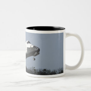 Raumfähre-Entdeckungsländer auf Rollbahn 33 2 Zweifarbige Tasse