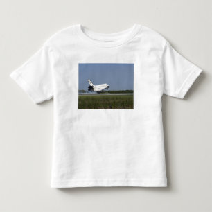 Raumfähre-Entdeckungsländer auf Rollbahn 33 4 Kleinkind T-shirt