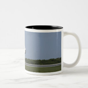 Raumfähre-Entdeckungsländer auf Rollbahn 33 4 Zweifarbige Tasse