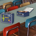 Raumfahrtpolitik - Alien mit Flying Saucer Persona Metall Brotdose<br><div class="desc">Erstellen Sie ein personalisiertes Geschenk,  das Sie aus dieser Welt machen können. Diese Lunchbox zeigt Abbildungen einer Alien von Kalkgrün,  einer ufo- oder fliegenden Untertasse,  Sternen,  einem Mond und Planeten und ist bereit,  mit einem Namen personalisiert zu werden.</div>