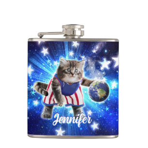 Raumkatze spielt Basketball Flachmann
