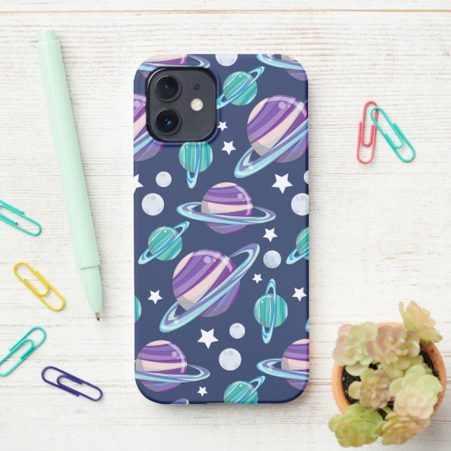 Raummuster, Planeten, Sterne, Galaxie, Kosmos iPhone 12 Hülle (Auf dem Schreibtisch)