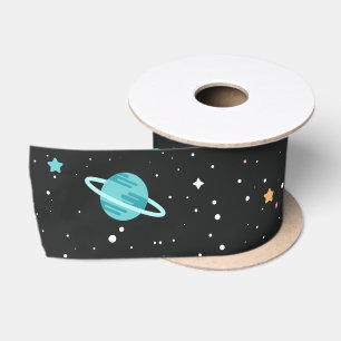 Raumschiffe und Planeten auf schwarz Satinband