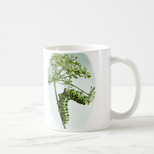 Raupe aus schwarzem Frack isst Petersilie Kaffeetasse (Rechts)
